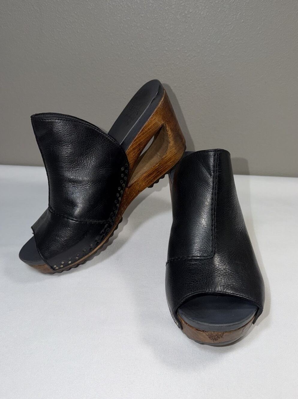 Dansko Sage Sz 39 Tumbled Calf Leather Wooden Wedge Clogs Slip On Sandals Black